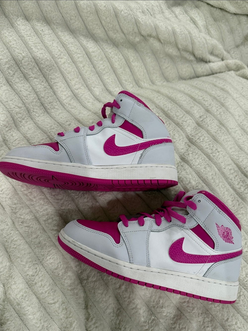 Jordan 1 Mid- Fire Pink- 6 Youth